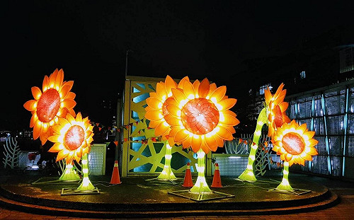 巨型向日葵現身新莊！親水廊道燈海夜景更有趣