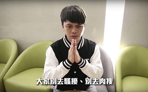 (影)蔡阿嘎雙手合十  5度呼籲勿肉搜嫌犯親友