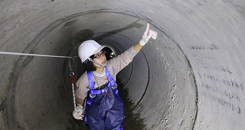 女工程師照鑽下水道當「忍者龜」新北水利局感謝女力
