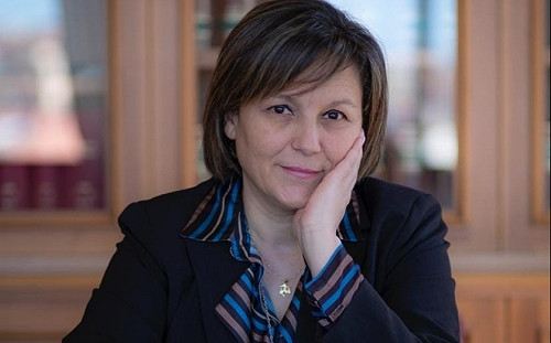 被迫下嫁黑手黨！  那個獲得年度百大女性殊榮的義大利國會議員