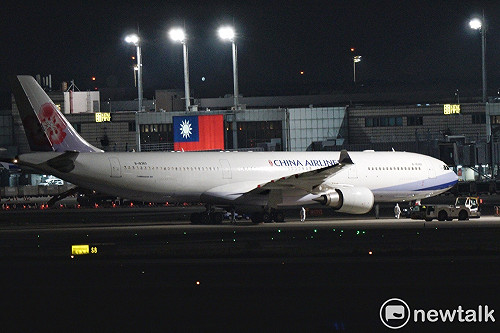 延誤4小時！第二波武漢包機23:38抵台