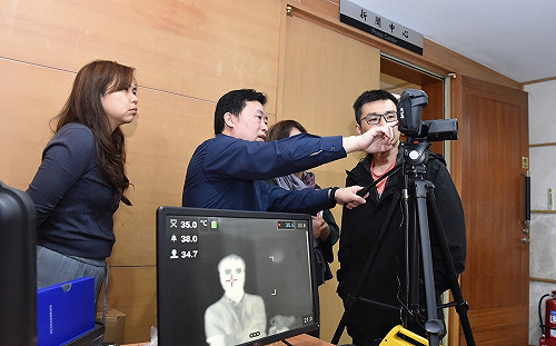 發燒記者勿進！政院新聞中心設可拆缷式紅外線熱像儀