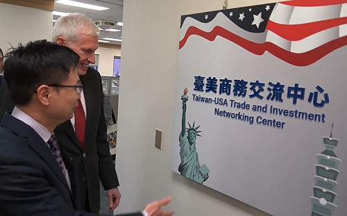 (影) 台美商務新里程碑！  莫健拜訪黃志芳、參觀台美商務交流中心