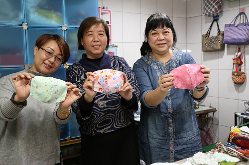 延長口罩使用壽命 家扶志工縫製口罩套送寄養兒少