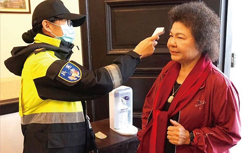 疫情升溫  陳菊po進出總統府量體溫照片