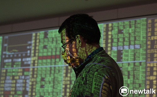 台股遭爆殺千點！14家打跌停...這些族群成了重災區