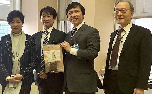 防疫期間老少同樂！本因坊棋士王銘琬贈純棋給東京都知事小池