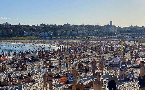 澳洲民眾群聚戲水  當局宣布關閉熱門海灘