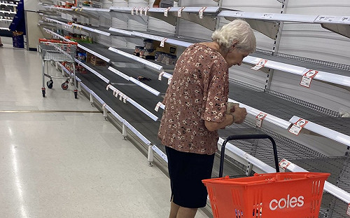 武漢肺炎》疫情升溫全球瘋搶物資   澳洲阿嬤買不到低頭無語