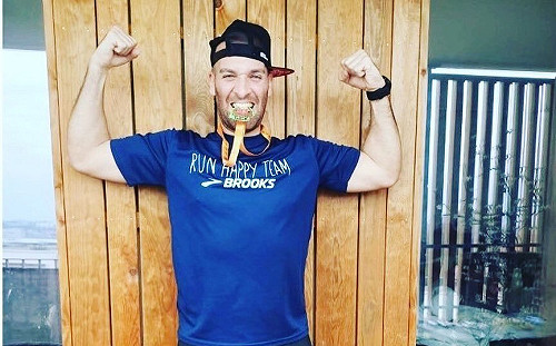 （影）封城也沒差！法男子挑戰「繞陽台3千圈」跑完42.2公里全馬