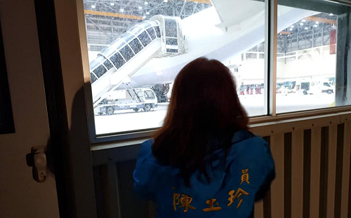 武漢包機》睽違53天終返國！  陳玉珍貼背影照迎接返國台人