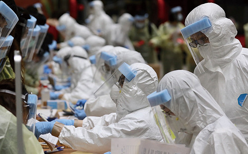 發燒看診還用力打噴嚏！醫師驚見「備註」生氣破口大罵