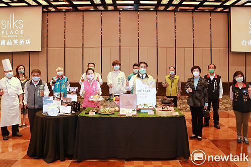 黃偉哲化身防疫大使，連假視察旅館防疫措施