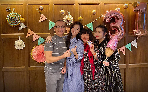 真人版童話故事！Selina曬43年前喜帖曝爸媽好感情