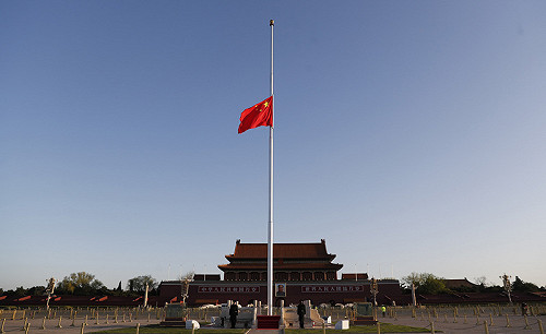 悼念武漢肺炎死者降半旗  習近平帶頭默哀3分鐘