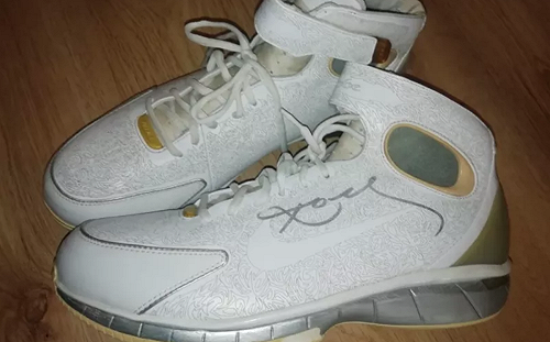 NBA／對抗新冠病毒　西班牙籃協拍賣Kobe簽名戰靴(影)