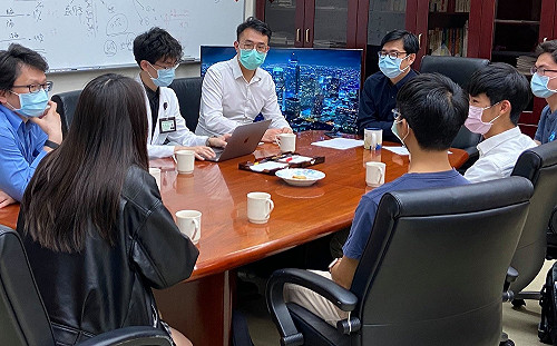 台大生譯英文版防疫模式 陳其邁讚接棒太陽花精神