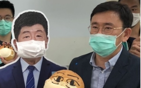黃國書居間促成  陳時中到台中受贈「阿中紅豆胖」？人形立牌啦！
