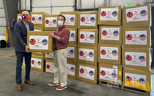 台捐贈口罩抵丹佛 美聯邦參議員賈德納感動落淚