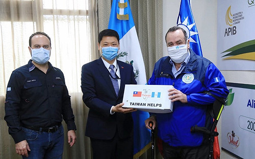 18萬份愛心口罩他收到了！ 瓜國總統推特:台瓜友好 感謝台灣