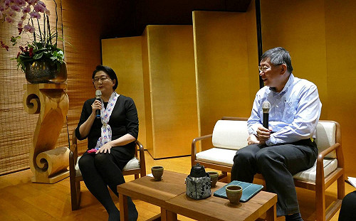 婦聯會還在！  婦聯會贈奇美醫院2000片手術防護口罩