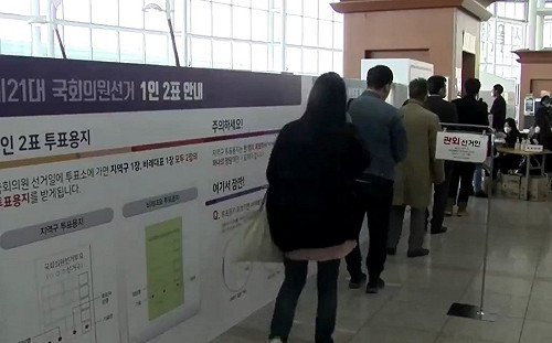 韓國會選舉登場 選民戴口罩和塑膠手套投票防疫
