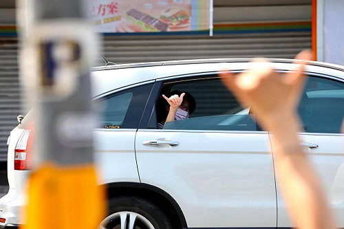 Wecare高雄宣傳罷韓投票  籲民眾「戴口罩、站開開」