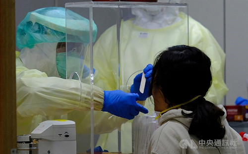 防堵敦睦艦隊疫情陸上飄　前線採檢檢驗徹夜忙翻