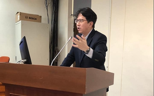 邱志偉質詢沈榮津 「中小型製造業和服務業優先紓困」