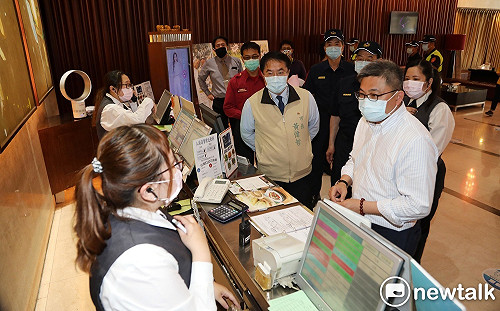 錢櫃大火！ 黃偉哲緊急率市府聯合稽查突檢KTV