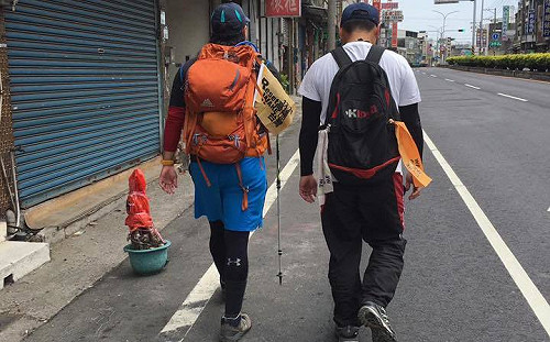 非韓不投！「罷友」徒步堅定罷韓前行 苦行懇託高雄市民相挺