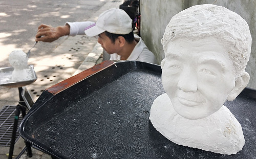 良影一二》塗水師趙再添以水泥親手雕塑向陳時中致敬