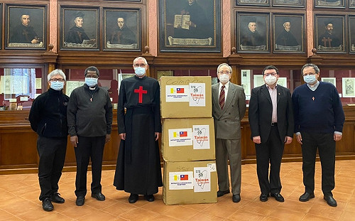 台灣、教廷攜手合作 轉贈非洲10萬片口罩抗疫