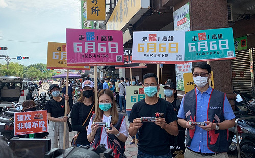 製罷免韓國瑜垃圾袋！公民割草：「罷韓」就跟出門丟垃圾一樣簡單