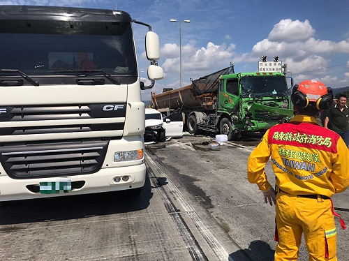 屏東4砂石車2自小客撞成一團  8人意識清楚受傷送醫