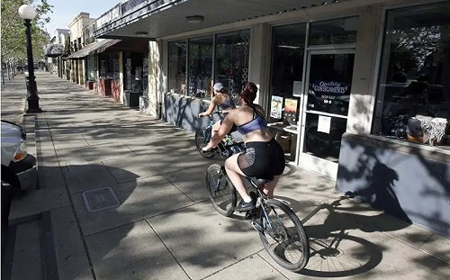 無視加州州長實施的「居家令」  3縣商家偷跑搶先開放