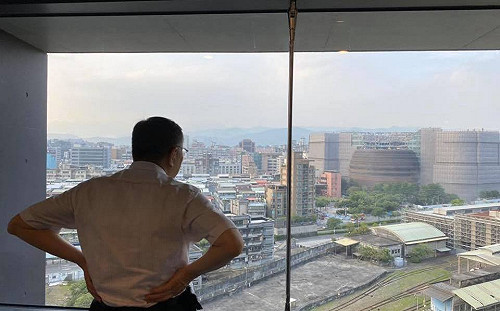 遙望京華城火警挨批「隔岸觀火」柯文哲IG緊急刪文：用詞不夠精準