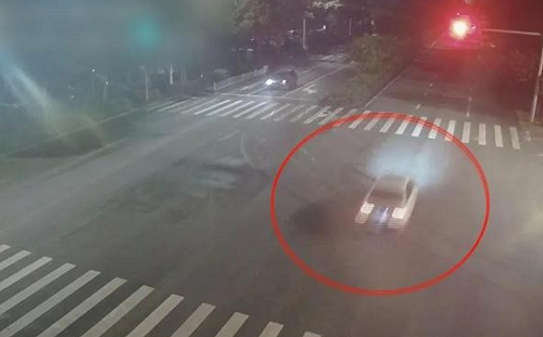 開奧迪撞日產當場豪氣買下對方車 網批 : 有本事撞勞斯萊斯試試!