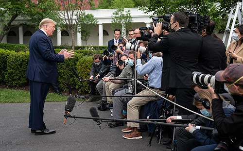 川普也懂「中國製造」？視察工廠暗酸：不像某些國家生產爛口罩