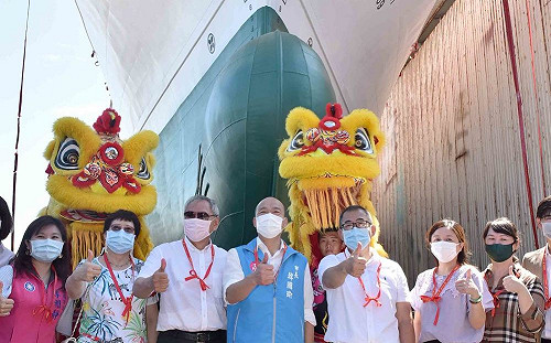 迷你「摩天輪」竣工後  韓總兌現承諾  「發大財」魷魚船今下水起錨