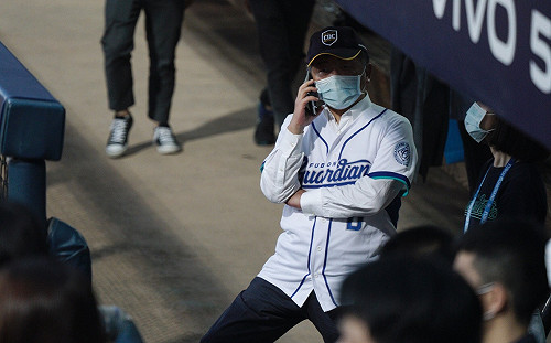 現場直擊》「鋼鐵部長」陳時中一身勁裝  出席獨步全球開門打棒球賽