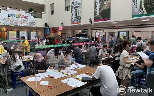 阿伯開賓士申請紓困「資格不符遭婉拒」  BMW菜販則順利通過