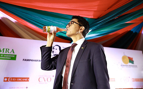 藥草茶當水喝！馬達加斯加總統宣稱可治冠狀病毒 WHO指療效未驗證