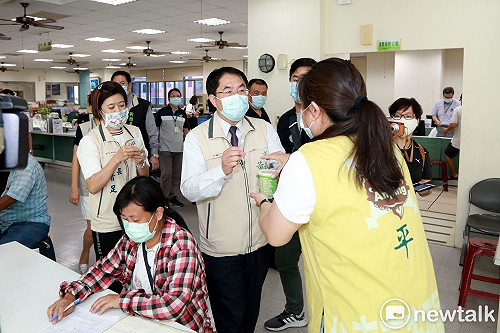 紓困審准748件發1007萬  黃偉哲送綠豆湯至公所加油打氣