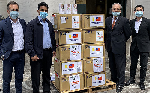 義大利將開放教堂 台灣捐贈教廷額溫槍防疫