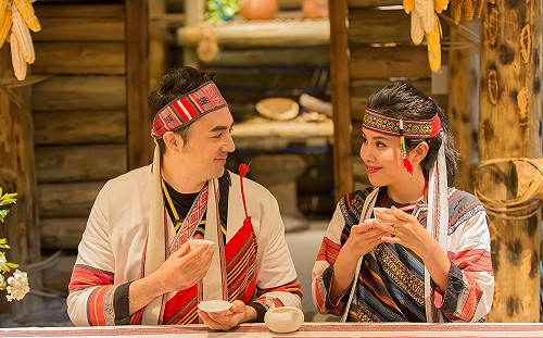 疫情退散 我們結婚吧！梨山開辦雲端婚禮  重機車友賽車場求婚成功