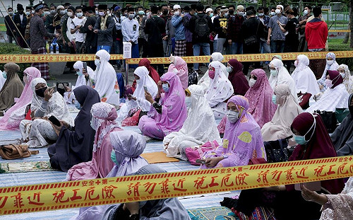 良影ㄧ二》台灣防疫有成開齋節如期進行  但穆斯林只能坐在北車外過節