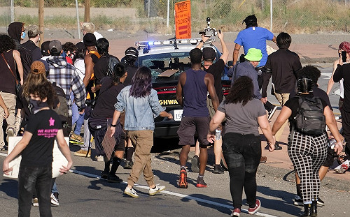 抗議警方種族歧視暴力 非裔族群堵洛杉磯公路砸警車