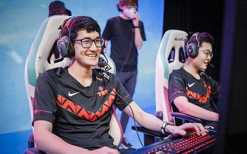 《英雄聯盟》韓粉最黑暗的一天？LCK隊伍季中盃首日全滅