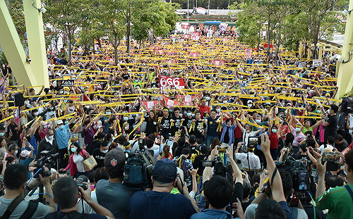 罷韓演習岡山場 逾2000民眾手舉黃絲帶高喊「罷韓救高雄」